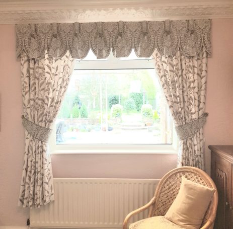 goblet pelmet with contrasting curtains and tie backs