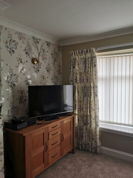 pencil pleat curtians with matching wallpaper